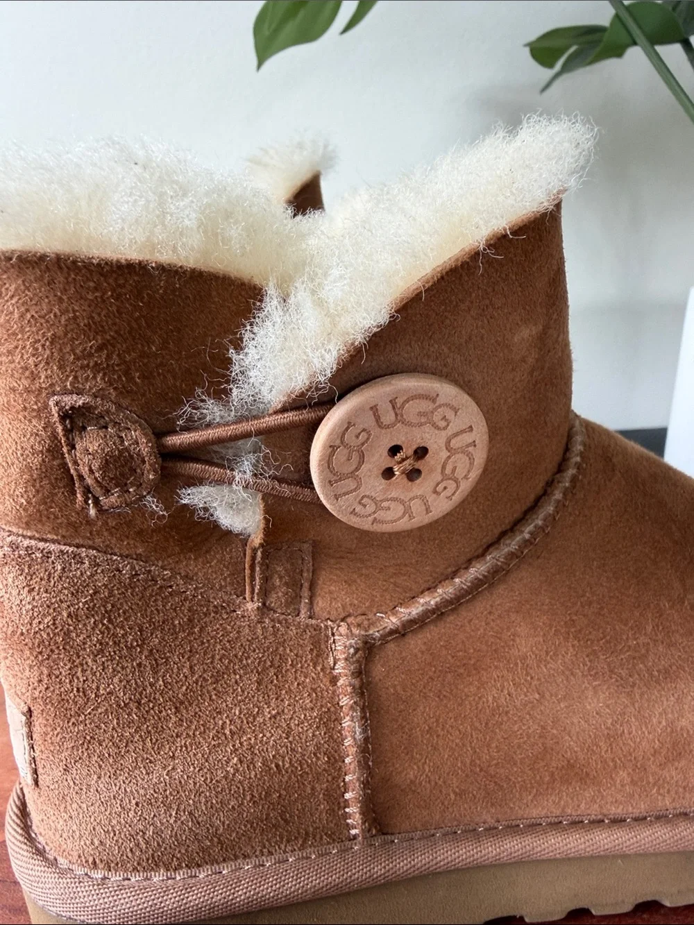 🍁UGG Mini Bailey Button II Suede Ankle Boot - Chestnut Brown Youth Size 6 101642